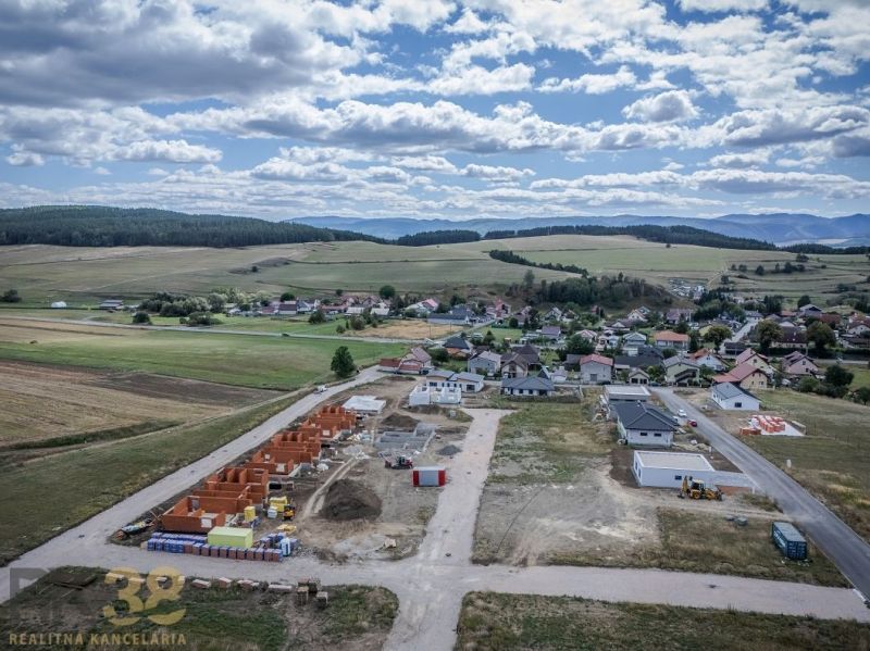 Moderná novostavba rodinného domu v obci Hôrka - Pôdorys rodinného domu s miestnosťami v Poprade, vrátane kuchyne a obývačky.
