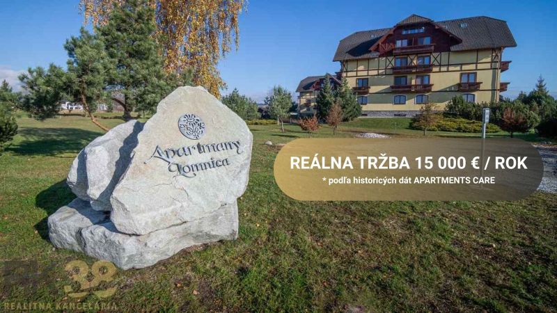 Na predaj: 2-izbový byt s garážou pod Vysokými Tatrami  - Veľká Lomnica: Apartmány, zeleň, budovy v pozadí, nápis na skale.