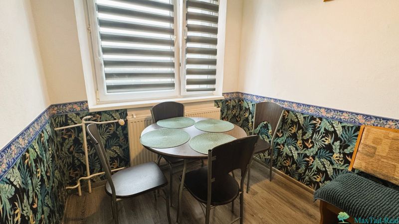 94,66 m², štyri izby a nikto nad hlavou. A Komenského má svoje výhody! - Jedálenský kút v 4-izbovom byte s kvetinovou tapetou a stolom pre štyroch.