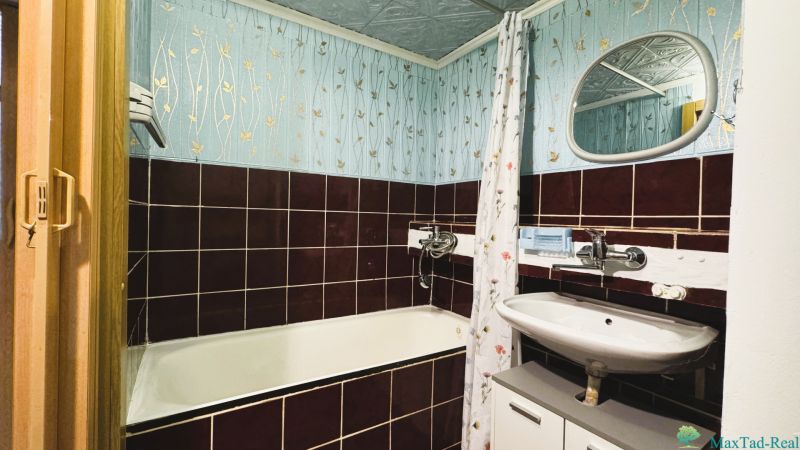 94,66 m², štyri izby a nikto nad hlavou. A Komenského má svoje výhody! - Kúpeľňa so smaltovanou vaňou a kachličkovanými obkladmi v 4-izbovom byte.
