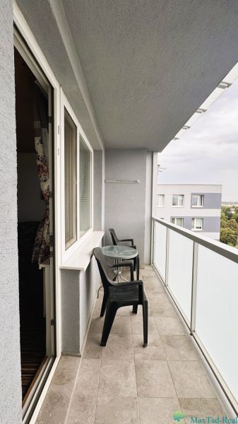 94,66 m², štyri izby a nikto nad hlavou. A Komenského má svoje výhody! - Balkón s plastovým nábytkom pri 4-izbovom byte.