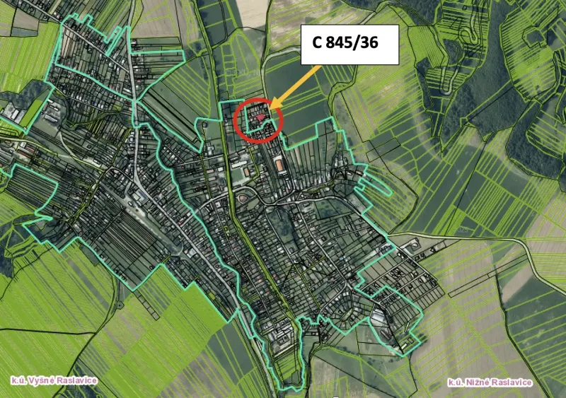 Nižné Raslavice – 357 m2 STAVEBNÝ POZEMOK pre rodinný dom - Mapa Raslavíc s vyznačeným pozemkom určeným na bývanie.