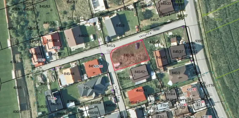Nižné Raslavice – 357 m2 STAVEBNÝ POZEMOK pre rodinný dom - Mapa Pozemky - bývanie v Raslaviciach s parcelnými číslami a ulicou Veterná.