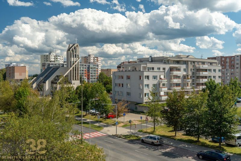 Kompletne zrekonštruovaný 3-izbový byt vo vyhľadávanej časti Popradu - Výhľad na ulicu Ludvíka Svobodu v Poprade so sakrálnou stavbou a bytovkami.