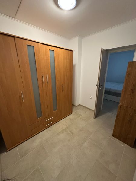 Na prenájom 3-izb. rodinný dom, Tešedíkovo - Skrine so sklenenými vložkami a dlažba v rodinnom dome.