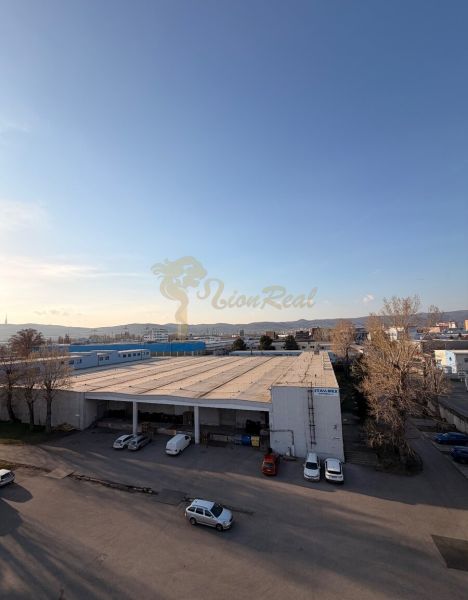 4-izb. byt, Nová Rožňavská, Nové Mesto, lodžia - Priečelie priemyselnej budovy v Bratislave - Novom Meste na Novej Rožňavskej ulici.
