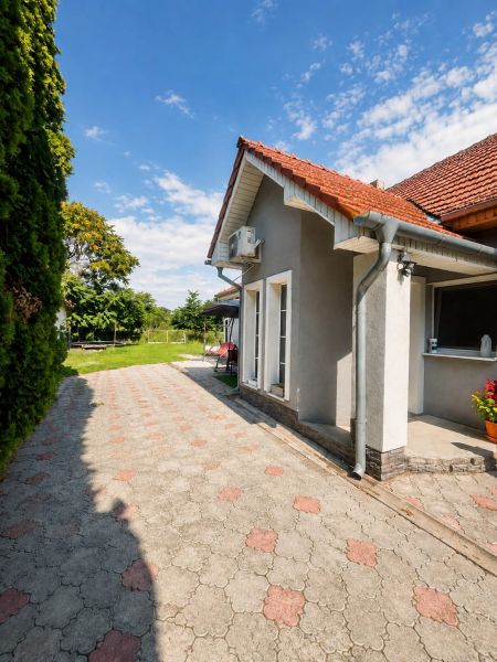 5 izbový komplet zrekonštruovaný zariadený rodinný dom v Seliciach  - Rodinný dom v Seliciach s terasovými dlaždicami, záhradou a bielymi francúzskymi oknami.