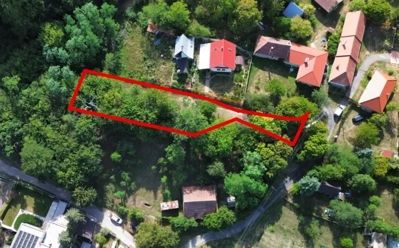Kolačno – 90 m2 INVESTIČNÝ pozemok v obci - Predaj - Letecký pohľad na parcelu v záhradách Kolačna, obklopenú zeleňou a nehnuteľnosťami.