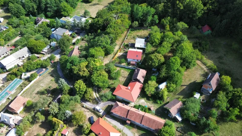 Kolačno – 90 m2 INVESTIČNÝ pozemok v obci - Predaj - Pohľad zhora na zelené záhrady v obci Kolačno s okolím domov.