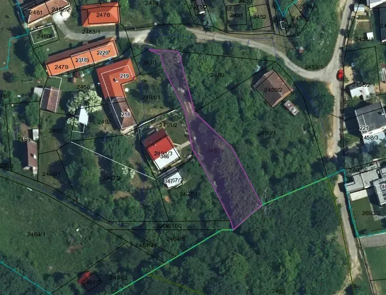 Kolačno – 90 m2 INVESTIČNÝ pozemok v obci - Predaj - Letecký pohľad na parcely a záhrady v Kolačne s označenými budovami.