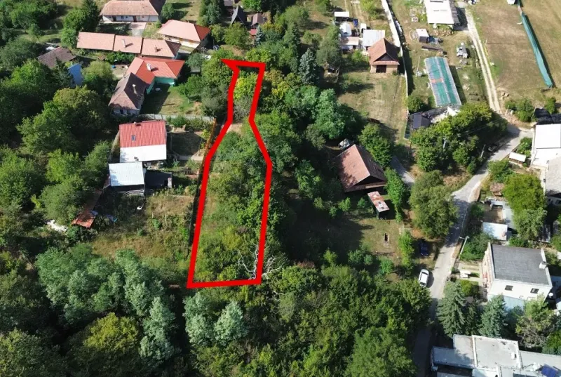Kolačno – 90 m2 INVESTIČNÝ pozemok v obci - Predaj - Letecký pohľad na záhrady v Kolačne obklopené domami a zeleňou.