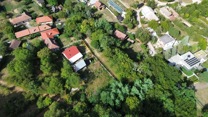 Kolačno – 90 m2 INVESTIČNÝ pozemok v obci - Predaj - Dedinská krajina Kolačna je posiata stromami a malebnými stavbami v Záhradách.