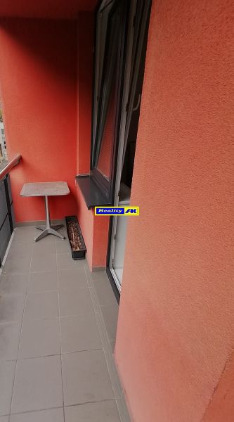2 izbový byt na prenájom Vrútky, zariadený - Balkón s červenými stenami v 2-izbovom byte na Nábrežnej ulici vo Vrútkach.