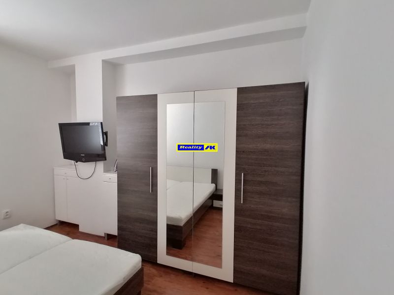 2 izbový byt na prenájom Vrútky, zariadený - Spálňa s televízorom, šatníkovou skriňou a posteľou, 2-izbový byt.