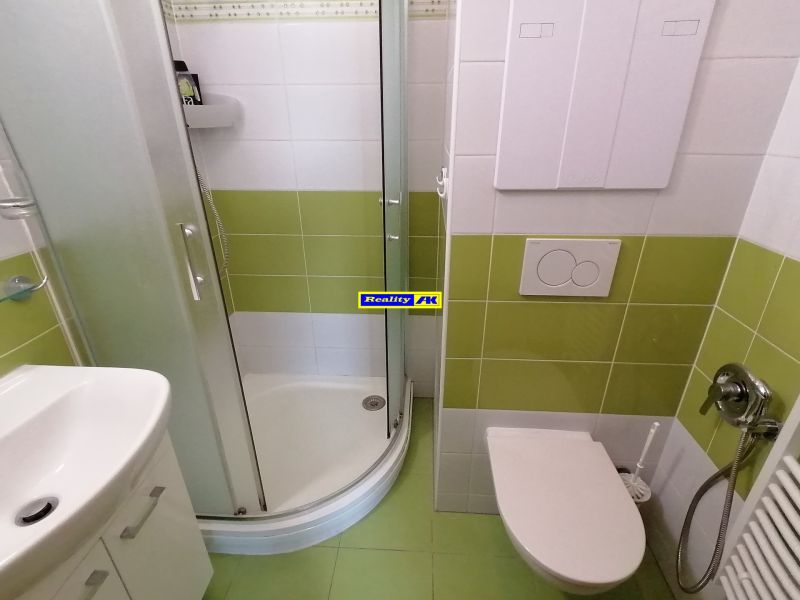 2 izbový byt na prenájom Vrútky, zariadený - Kúpeľňa so sprchovacím kútom a zelenými dlažbami v 2-izbovom byte.