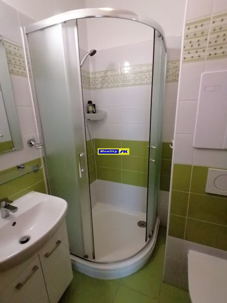 2 izbový byt na prenájom Vrútky, zariadený - Kúpeľňa so sprchovým kútom a zelenými obkladmi v 2-izbovom byte.