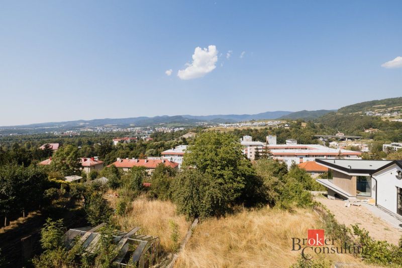 VZÁCNA ADRESA NA KOMENSKÉHO ULICI - MIESTO PRE DVE GENERÁCIE JEDNEJ RO - Výhľad na rodinný dom v Banskej Bystrici na Komenského ulici a okolité kopce.