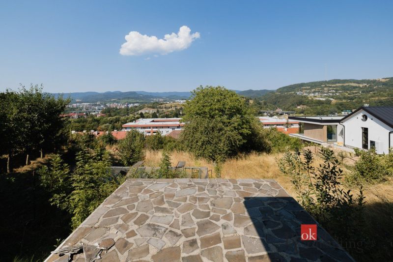 VZÁCNA ADRESA NA KOMENSKÉHO ULICI - MIESTO PRE DVE GENERÁCIE JEDNEJ RO - Výhľad na časť Banskej Bystrice z Komenského ulice, obklopený rodinnými domami a prírodou.