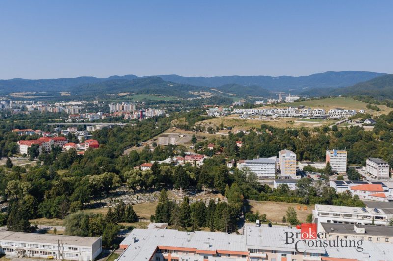 VZÁCNA ADRESA NA KOMENSKÉHO ULICI - MIESTO PRE DVE GENERÁCIE JEDNEJ RO - Pohľad na panorámu Banskej Bystrice z Komenského, vidieť rodinné domy a prírodu.