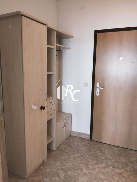 Prenájom dvoch 2-izbových bytov vedľa seba, Martin - centrum - Vstupná chodba so skrinkami a vešiakovou stenou v 2-izbovom byte.