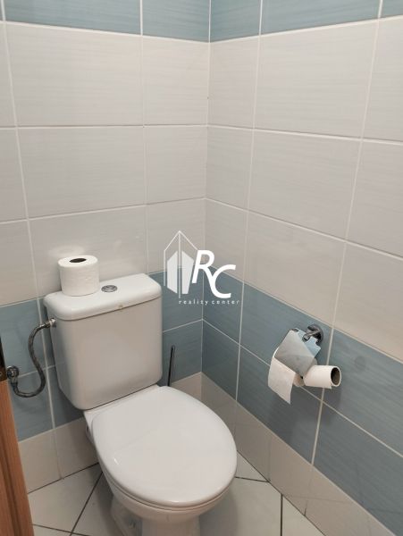 Prenájom dvoch 2-izbových bytov vedľa seba, Martin - centrum - Kúpeľňa so svetlými obkladmi a toaletou v 2-izbovom byte.
