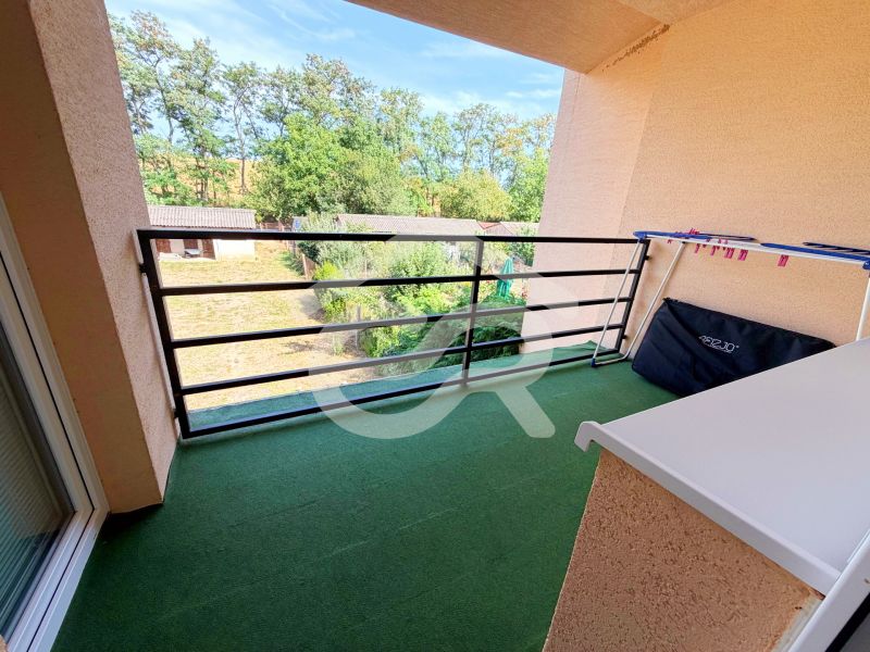 Ponúkam na predaj veľký 4i rodinný dom v tichej slepej ulici - Balkón v rodinnom dome s výhľadom na zeleň v Lúčnici nad Žitavou, Vajka nad Žitavou.