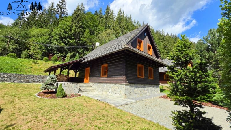 Útulná 4i chalupa pri potoku – Jarabá, Nízke Tatry - V Jarabe sa nachádza chata obklopená lesom, s dreveným obkladom a kamenným základom.