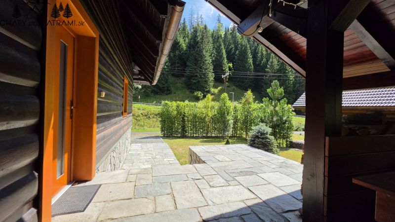 Útulná 4i chalupa pri potoku – Jarabá, Nízke Tatry - Chata v Jarabej s kamennou terasou obklopená lesnatou krajinou.