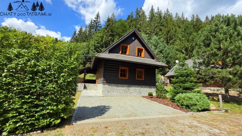 Útulná 4i chalupa pri potoku – Jarabá, Nízke Tatry - Chata v Jarabej obklopená lesom, prírodné prostredie a modrá obloha.