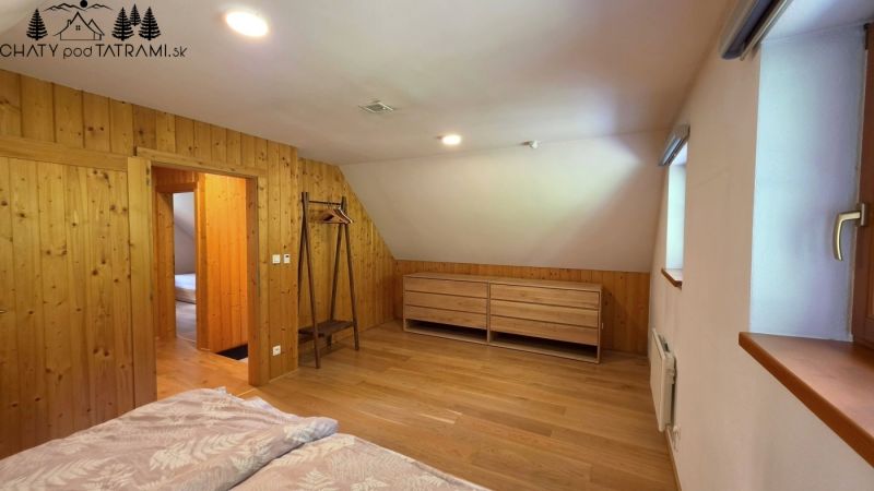 Útulná 4i chalupa pri potoku – Jarabá, Nízke Tatry - Izba v chate s podlahou s dreveným dekorom, drevené obloženie a minimalistický nábytok.