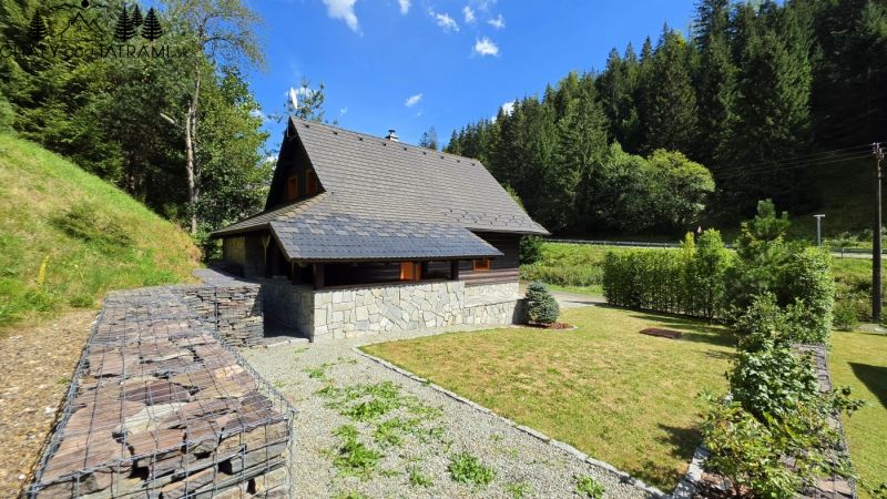 Útulná 4i chalupa pri potoku – Jarabá, Nízke Tatry - Chata v Jarabej obklopená zelenými lesmi a kameňmi na svahu.
