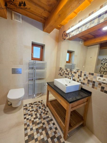 Útulná 4i chalupa pri potoku – Jarabá, Nízke Tatry - Kúpeľňa v Chate so sprchou, umývadlom, toaletou a mozaikovými obkladmi.