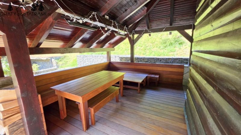 Útulná 4i chalupa pri potoku – Jarabá, Nízke Tatry - Exteriér chaty v Jarabej s dreveným prístreškom a posedením.