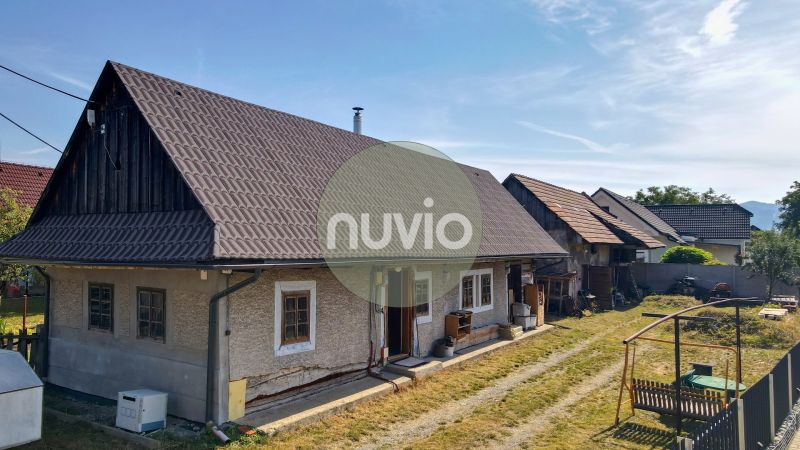 Rezervované - Tradičná drevenica s potenciálom v Žabokrekoch - Rodinný dom v Žabokrekoch s veľkou záhradou a tradičnou strechou.