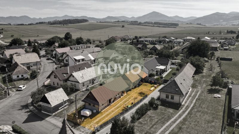 Rezervované - Tradičná drevenica s potenciálom v Žabokrekoch - Letecký pohľad na rodinné domy v Žabokrekoch obklopené poľami a horami.
