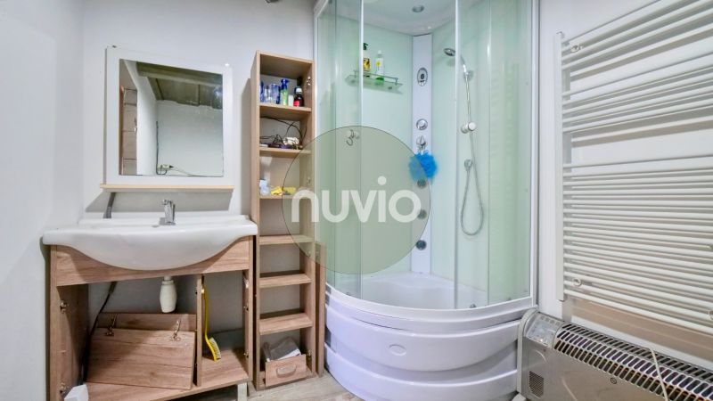 Rezervované - Tradičná drevenica s potenciálom v Žabokrekoch - Kúpeľňa v rodinnom dome s rohovým sprchovým kútom a umývadlom.