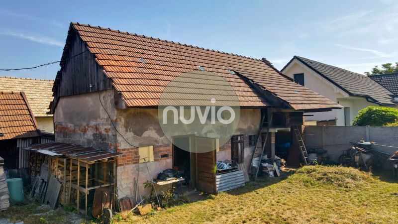 Rezervované - Tradičná drevenica s potenciálom v Žabokrekoch - Rodinný dom v Žabokrekoch s neudržiavanou záhradou a hospodárskou budovou na pozemku.