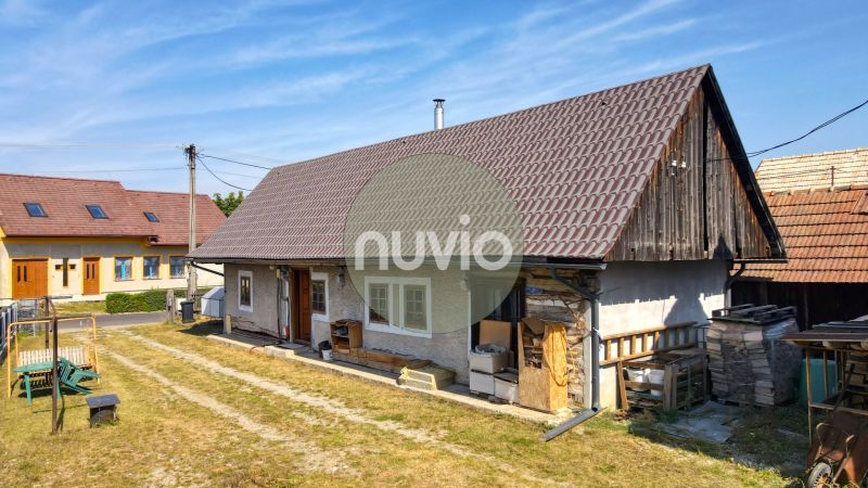 Rezervované - Tradičná drevenica s potenciálom v Žabokrekoch - Rodinný dom v Žabokrekoch s veľkou strechou, drevenými detailami a dvorom.