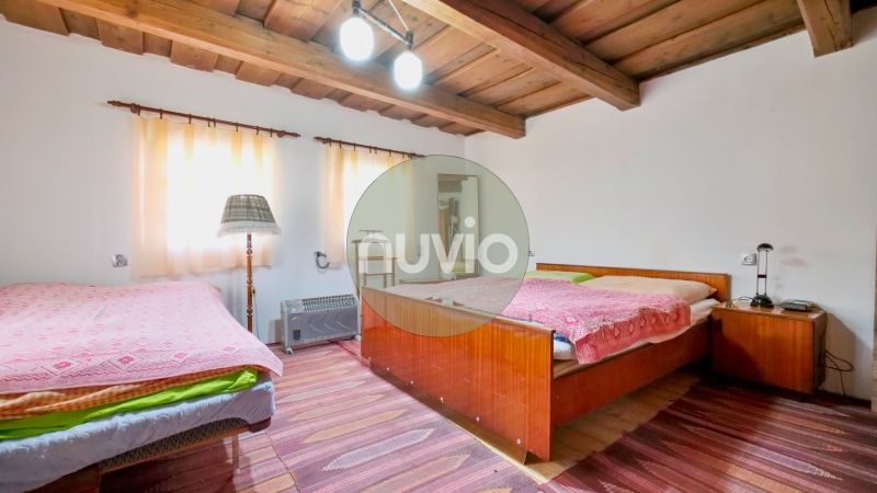 Rezervované - Tradičná drevenica s potenciálom v Žabokrekoch - Spálňa v rodinnom dome s dreveným stropom a pohodlnými posteľami.