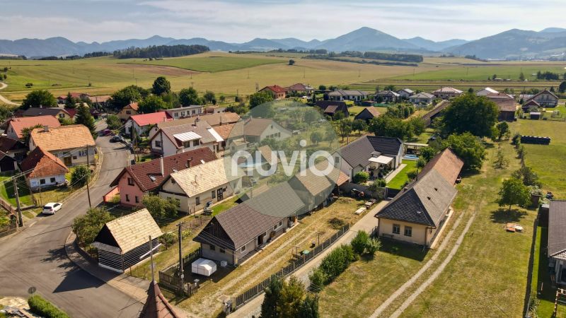 Rezervované - Tradičná drevenica s potenciálom v Žabokrekoch - Žabokreky: Panoráma rodinných domov s vidieckym charakterom a kopcami v pozadí.