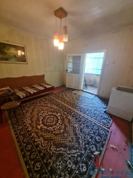 RD Otrokovce 1071m pozemok - Izba v rodinnom dome s kobercami, osvetlením a sedačkou.