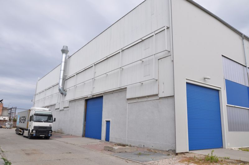 Priemyselná hala 2 500 m²  SKLADOVANIE, VÝROBA, LOGISTIKA - Výrobné priestory na Priemyselnej v Galante s kamiónom pred modrými bránami.