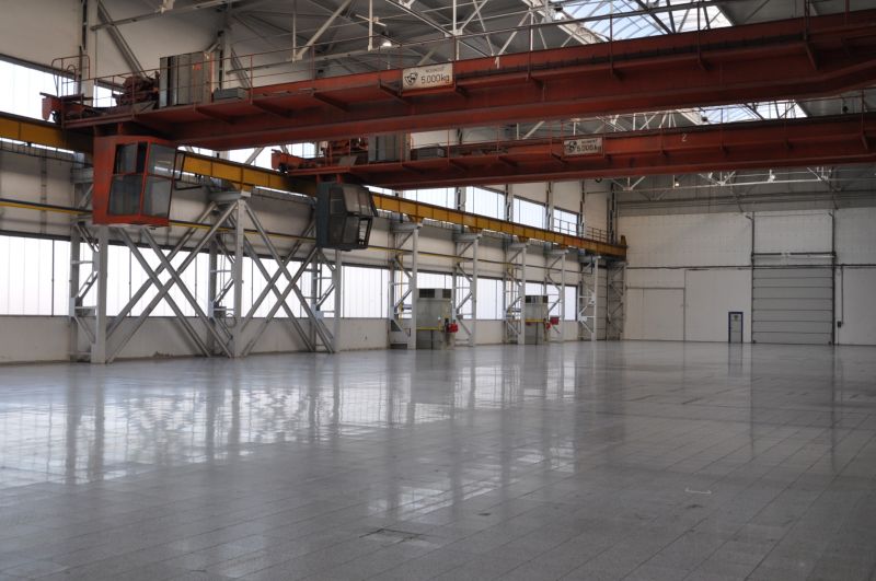 Priemyselná hala 2 500 m²  SKLADOVANIE, VÝROBA, LOGISTIKA - Priestranné výrobné priestory s vysokými stropmi a žeriavom v Galante na Priemyselnej ulici.