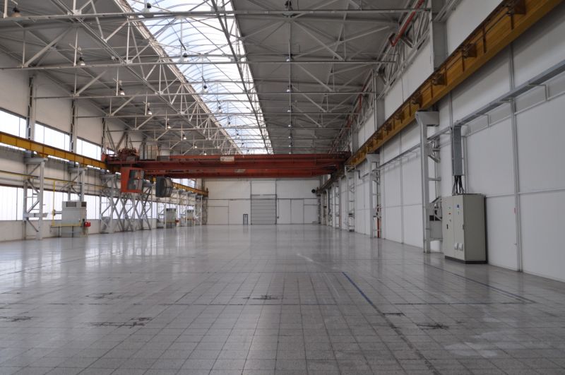 Priemyselná hala 2 500 m²  SKLADOVANIE, VÝROBA, LOGISTIKA - Priestranné výrobné priestory s vysokým stropom a betónovou podlahou.