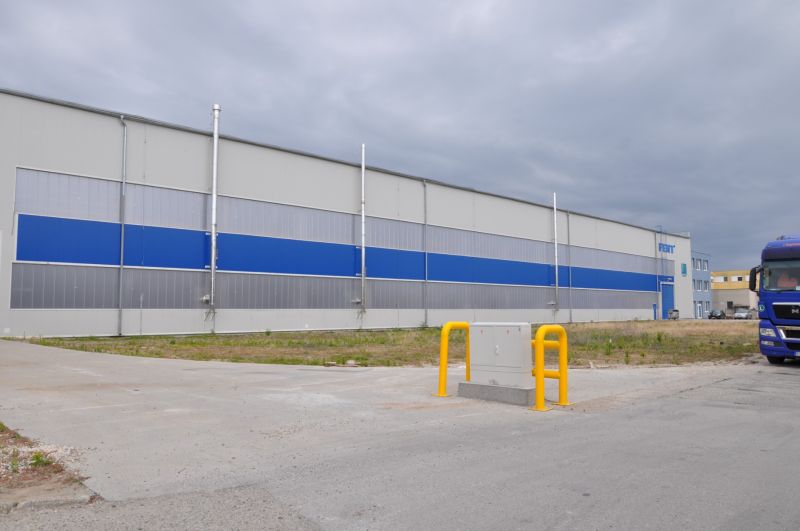 Priemyselná hala 2 500 m²  SKLADOVANIE, VÝROBA, LOGISTIKA - Výrobné priestory na Priemyselnej ulici v Galante s modro-šedým dizajnom a nákladným autom.