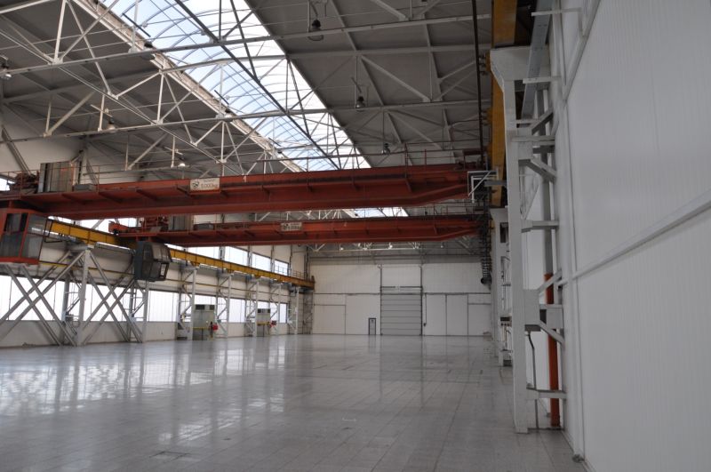 Priemyselná hala 2 500 m²  SKLADOVANIE, VÝROBA, LOGISTIKA - Priemyselná hala vo výrobných priestoroch s dvomi žeriavmi a presklenou strechou.