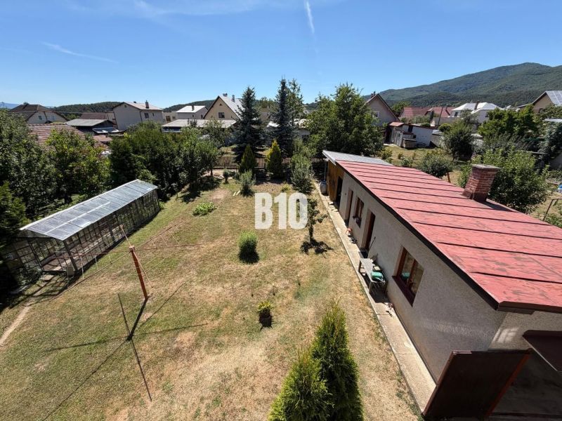 RODINNÝ DOM S GARÁZOU a pekným pozemkom - Rodinný dom v Kláštore pod Znievom s priestrannou záhradou a skleníkom.