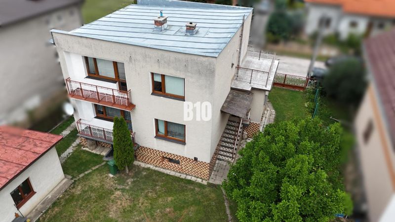 RODINNÝ DOM S GARÁZOU a pekným pozemkom - Rodinný dom v Kláštore pod Znievom s terasou, dvoma poschodiami a záhradou.