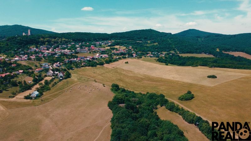 POZEMOK NA VÝSTAVBU PODHRADIE - Letecký pohľad na rozľahlé pozemky vhodné na bývanie v Podhradí.