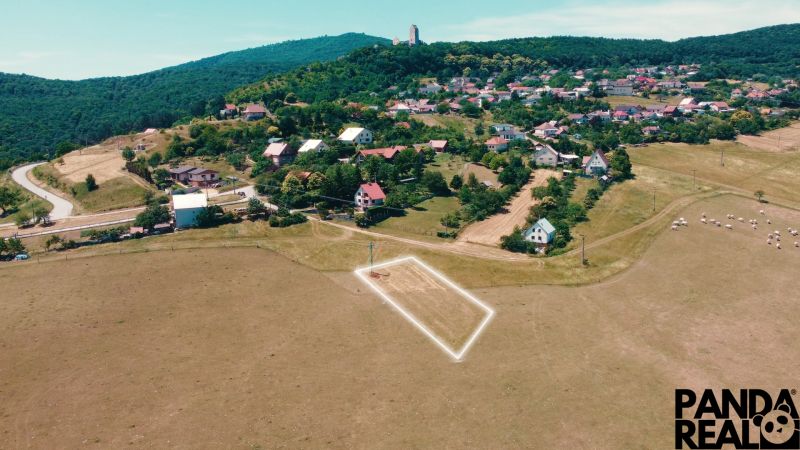 POZEMOK NA VÝSTAVBU PODHRADIE - Malebná krajina Podhradie, pozemky na bývanie zasadené do zelených kopcov.